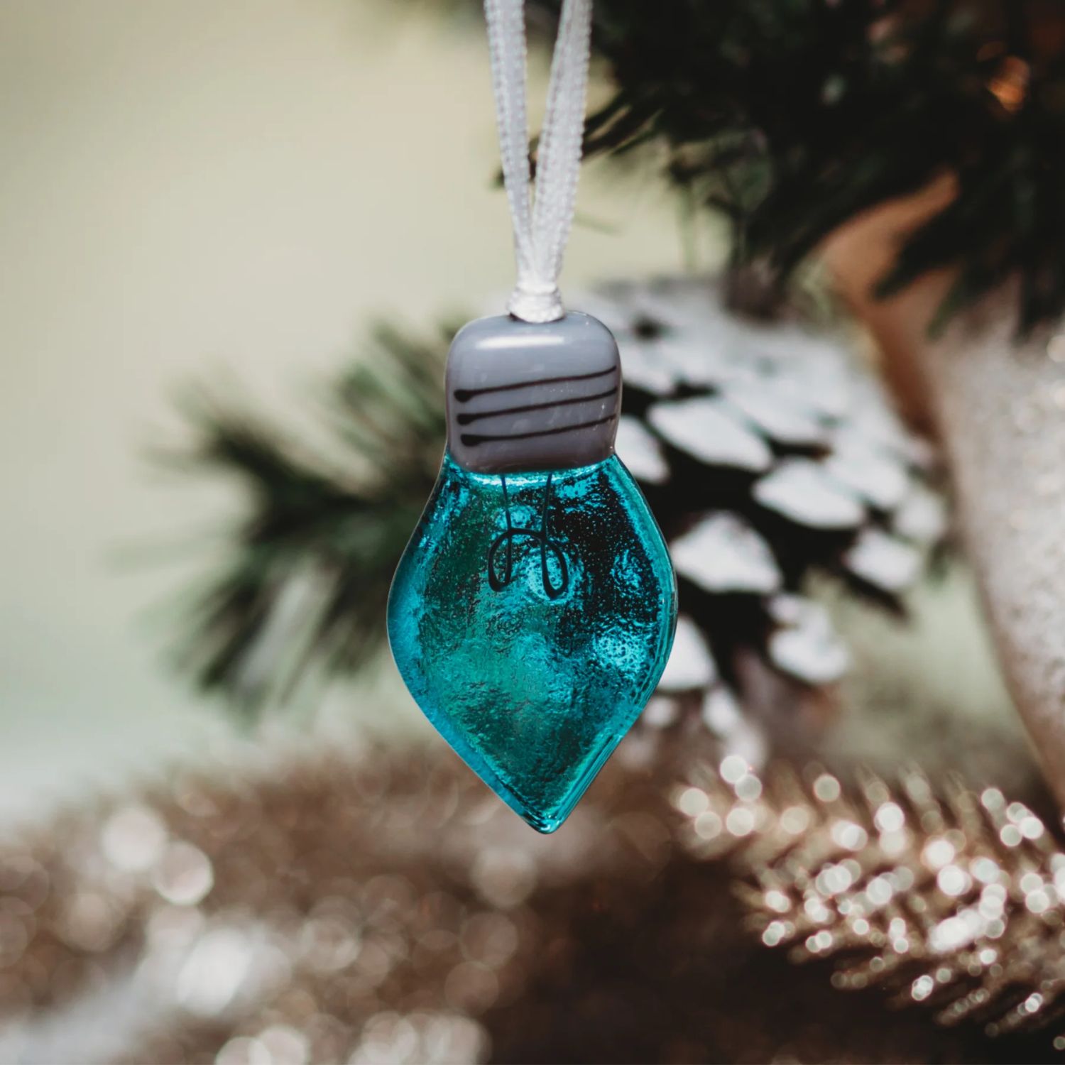 Station Pôle Nord: Light Bulb Ornament – Turquoise Product Image 1 of 1