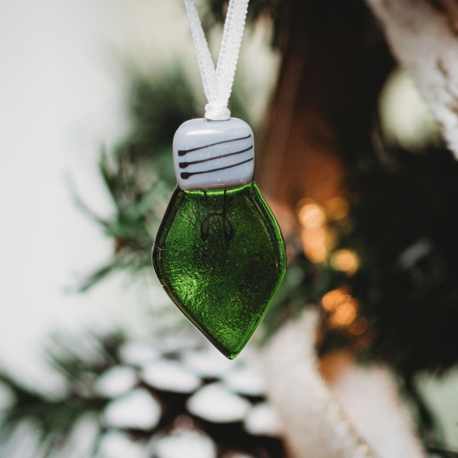 Station Pôle Nord: Light Bulb Ornament – Green Product Image 1 of 1